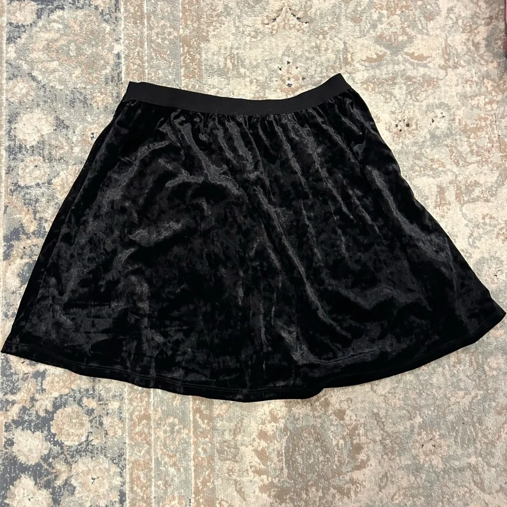 Childrens place girls xl black velvet skirt PERFECT CONDITION
